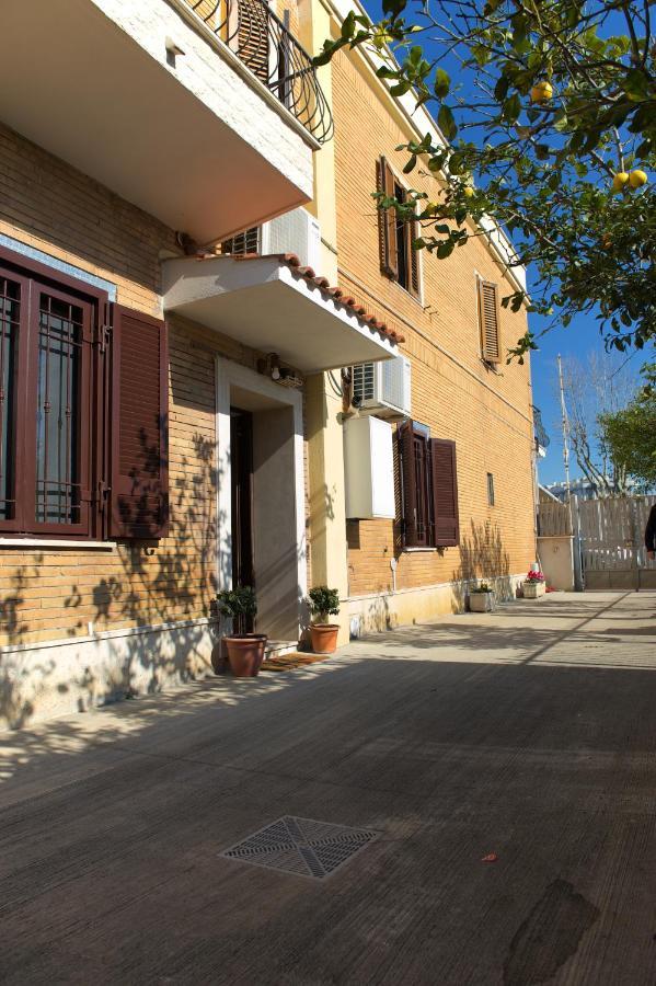 Casa Vacanze Alla Maison Fiumicino Exteriör bild